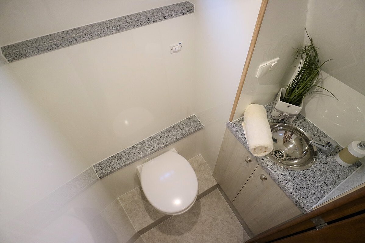 Dieses Bild zeigt unsere Yacht Charlie Brown - Concordia 108 AC - zweites Bad