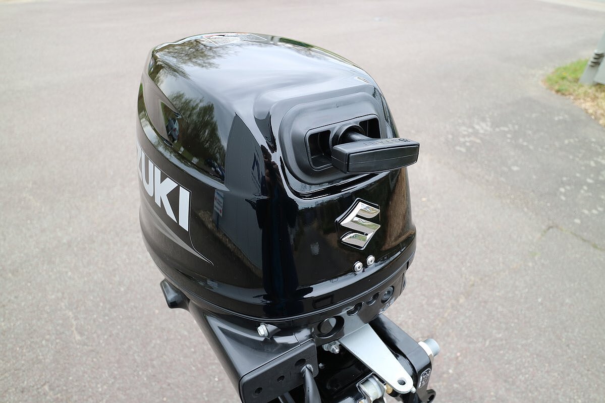 Dieses Bild zeigt den Ausstellungsmotor Suzuki DF 15 ARL.