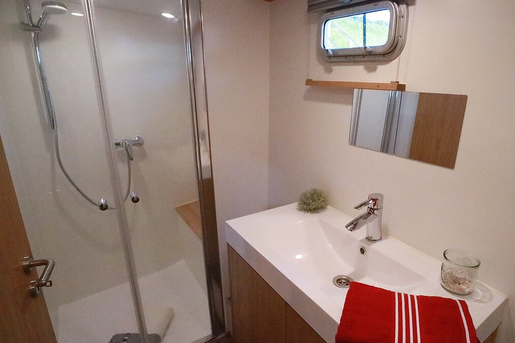 Dieses Bild zeigt unsere Yacht Cappuccino - M-Retro 120 - Bad mit Dusche