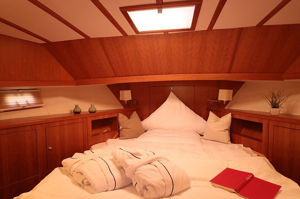 Dieses Bild zeigt unsere Yacht Aquamarin - M-Cruiser 125 - große Schlafkabine  anderer Winkel