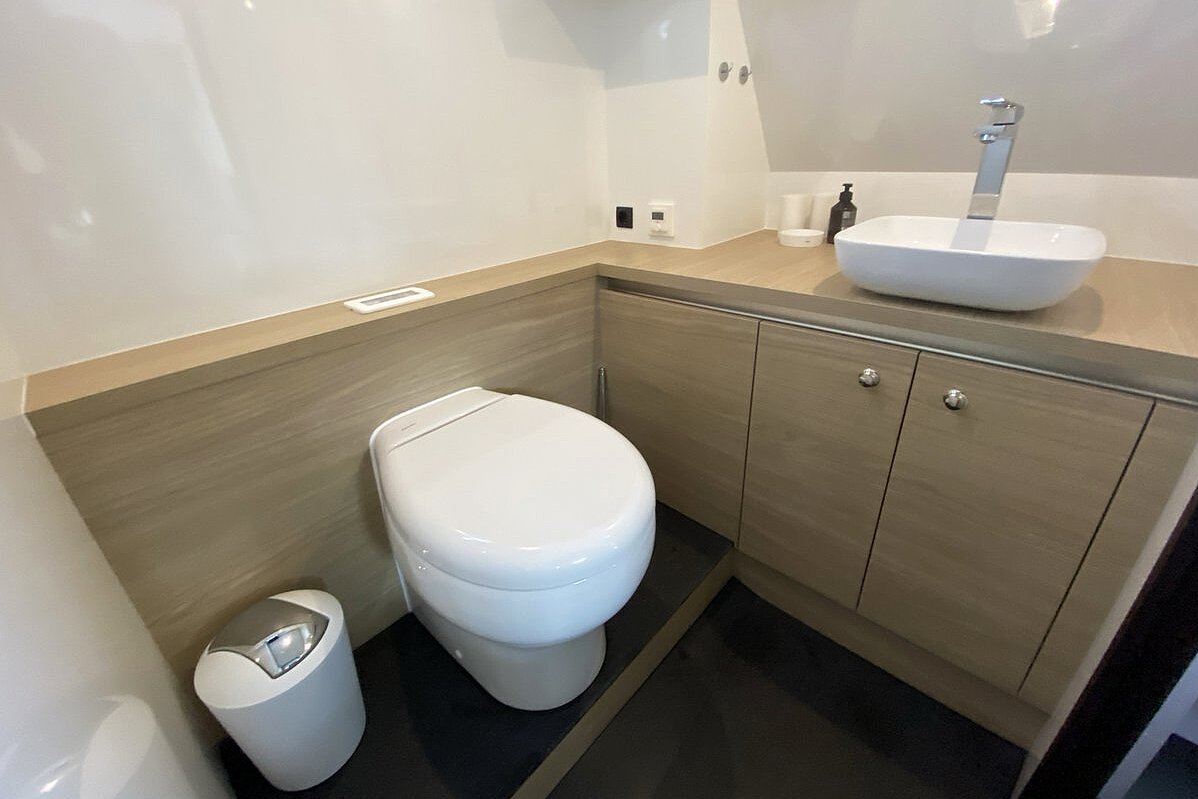 Dieses Bild zeigt unsere Yacht Vida - Discovery 47AC Luxury - Bad