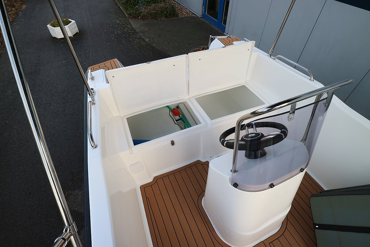 Dieses Bild zeigt unser Motorboot Aquila 4.8 Family inkl. Motor - Ansicht auf das Steuer mit Stauraum