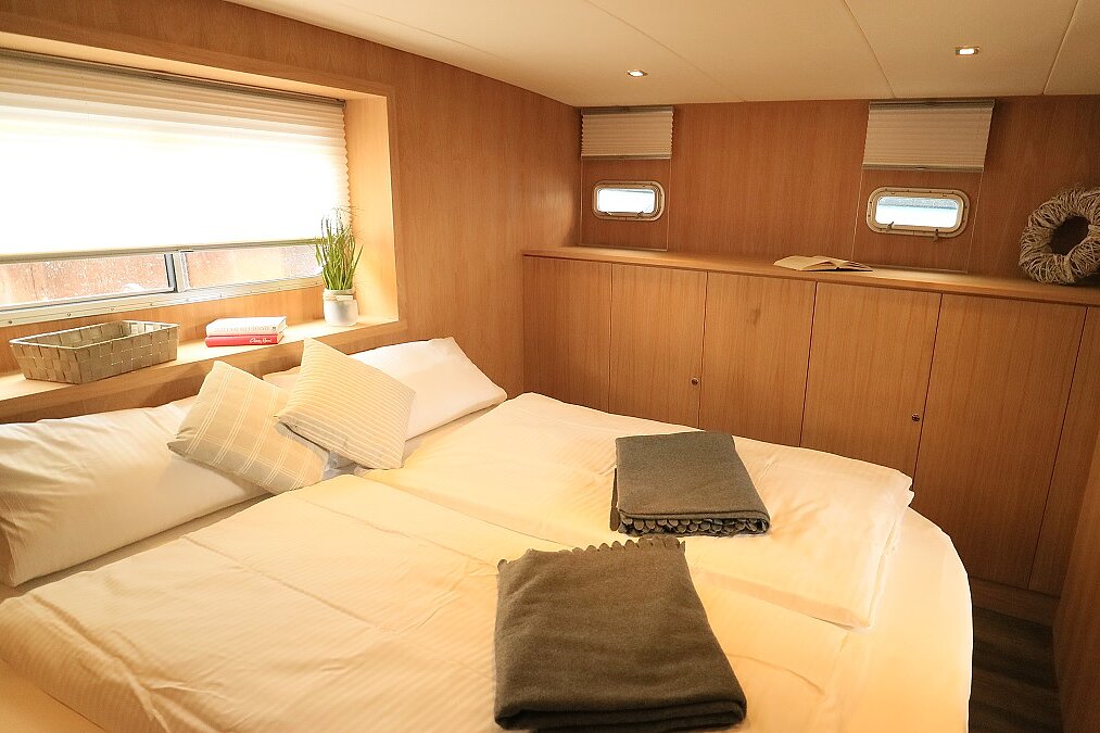 Dieses Bild zeigt unsere Yacht Sky Blue - M-Retro 140 Pool - Schlafkabine anderer Winkel