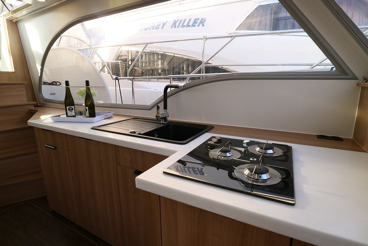 Dieses Bild zeigt unsere Yacht Sally - Concordia 120 AC - Ansicht der Küchenzeile andere Winkel