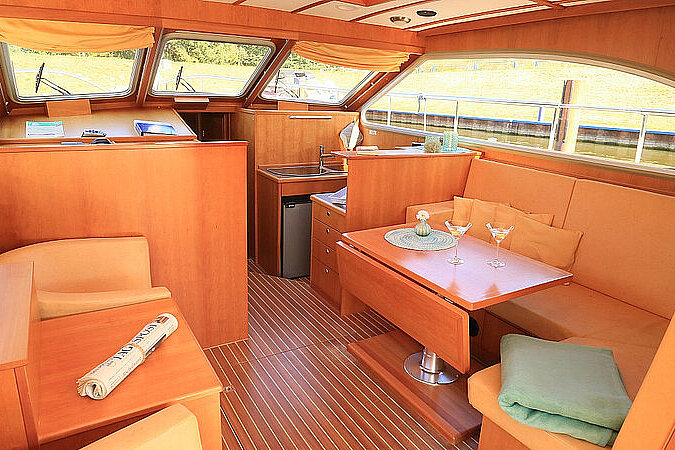 Dieses Bild zeigt unsere Yacht M-Line - M-Cruiser - Salon