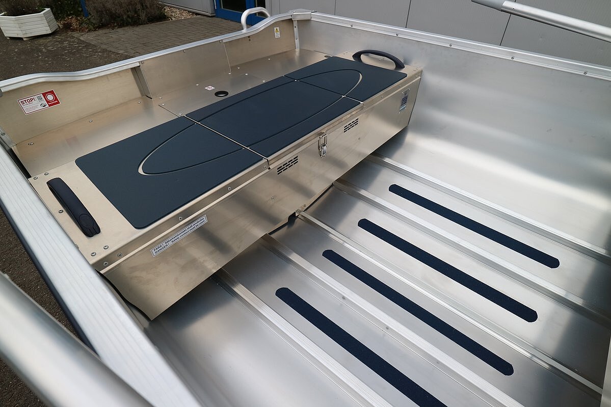 Dieses Bild zeigt unser Aluboot Linder Sportsman 400 - Sitzfläche hinten mit antirutsch 