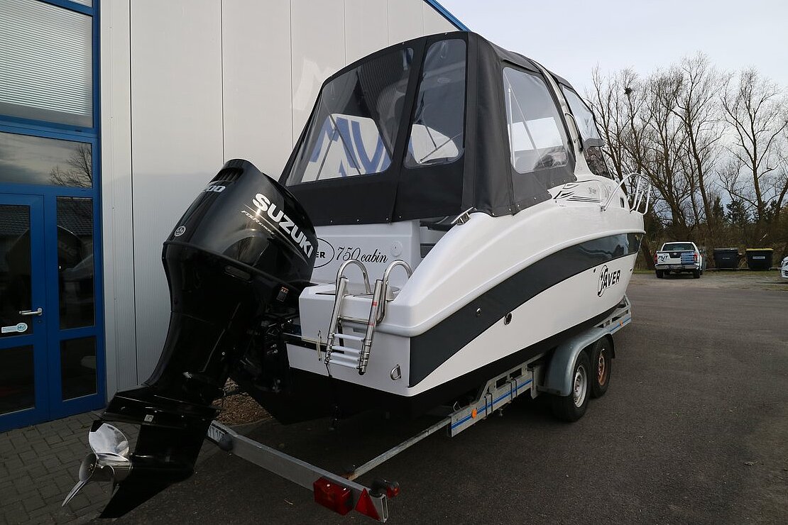Dieses Bild zeigt unser Motorboot Saver 750 Cabin - Ansicht von hinten mit Motor