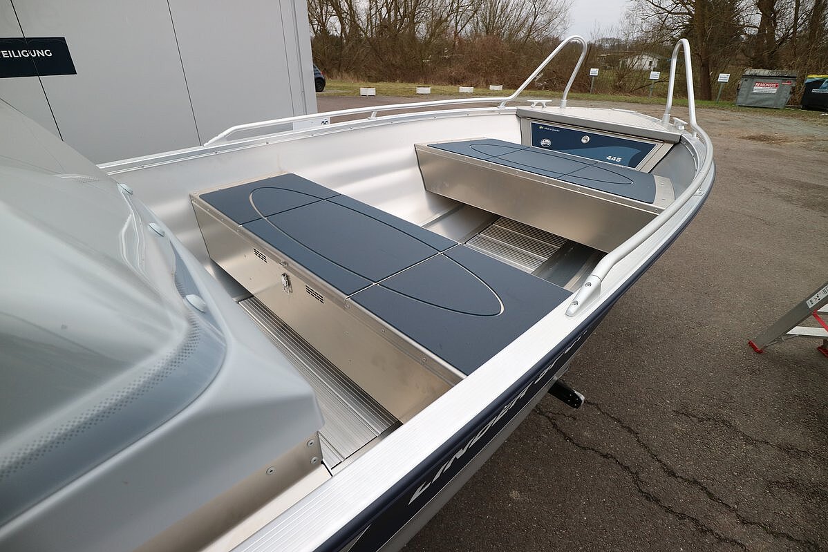 Dieses Bild zeigt unser Aluboot Linder Sportsman 445 Max inkl. Garmin 9" GPS - Ansicht der Sitzreihen ohne Polster