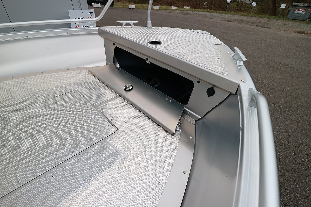 Dieses Bild zeigt den Bug der Linder Sportsman 445 Catch inkl. Garmin mit aufgeklapptem Stauraumfach.