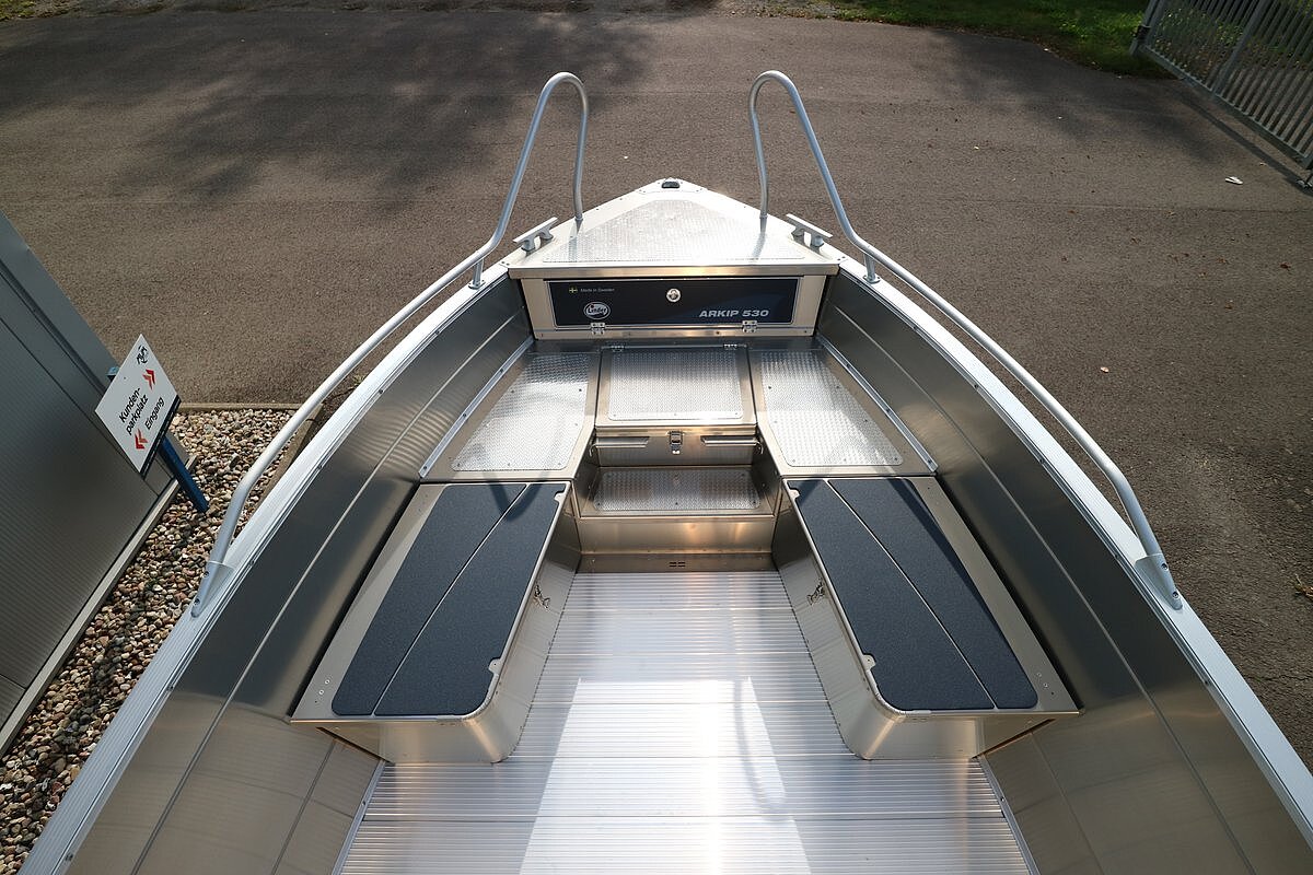 Dieses Bild zeigt unser Aluboot Linder Arkip 530 BR - Ansicht des Bugs mit Sitzbänken und Stauraum