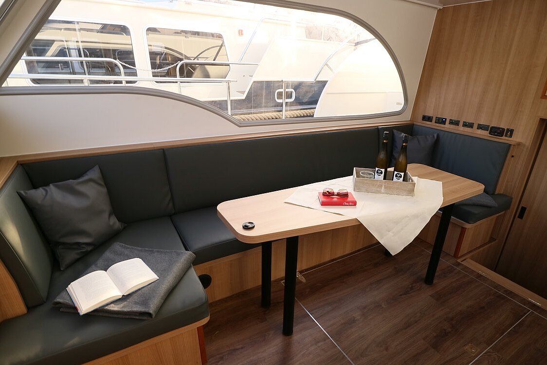 Dieses Bild zeigt unsere Yacht Sally - Concordia 120 AC - Ansicht auf den Sitzbereich