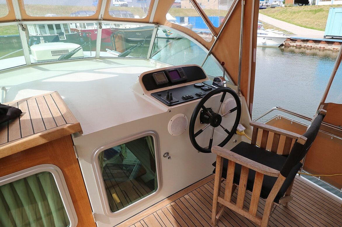 Dieses Bild zeigt unsere Yacht Laureen - Linssen Grand Sturdy 34.9 - Steuerstand