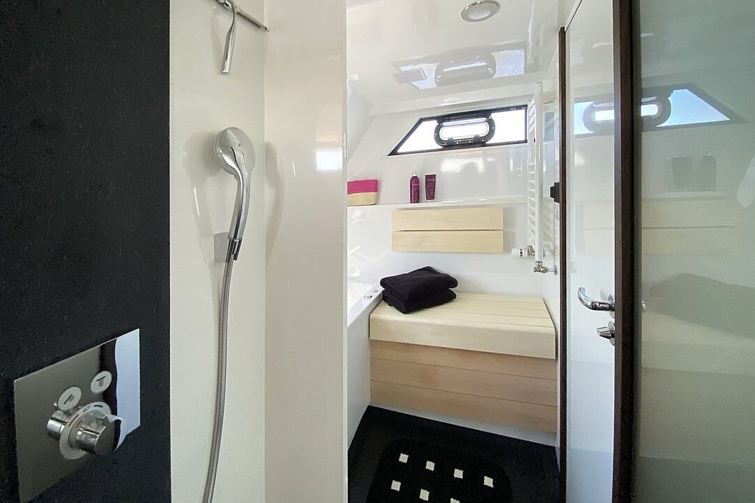 Dieses Bild zeigt unsere Yacht Vida - Discovery 47AC Luxury - Dusche Achtern