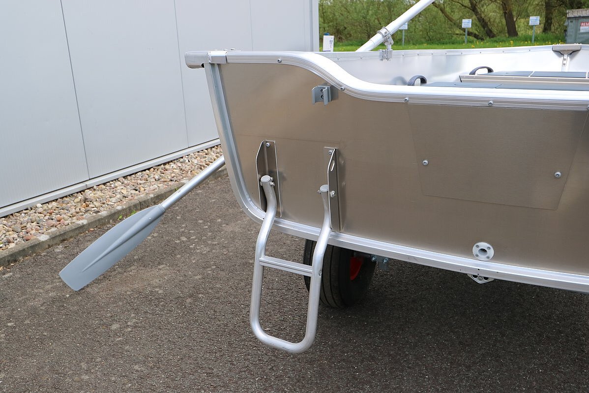 Dieses Bild zeigt unser Aluboot Linder Sportsman 355 - Rettungsleiter ausgeklappt