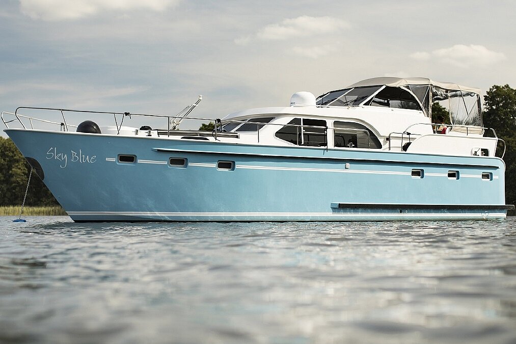 Dieses Bild zeigt unsere Yacht Sky Blue - M-Retro 140 Pool - Profilansicht