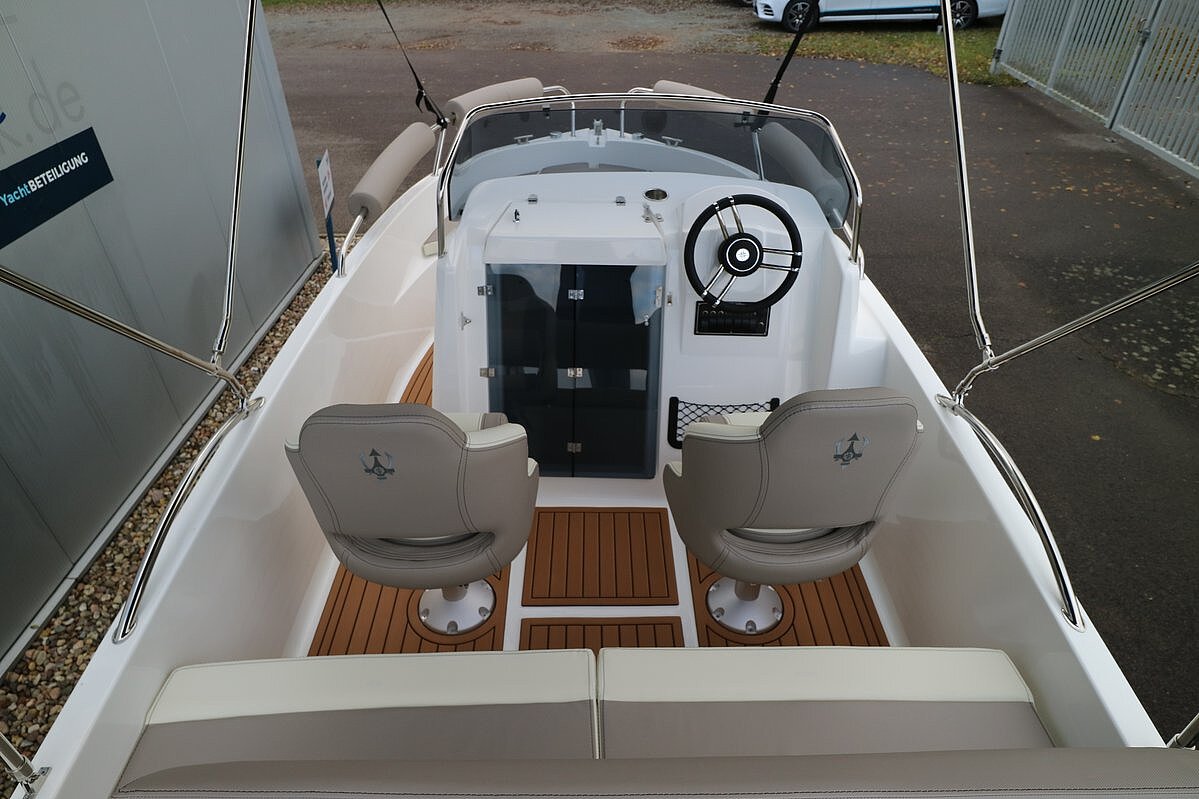 Dieses Bild zeigt unser Motorboot Aquila 5.3 Sun inkl. Motor