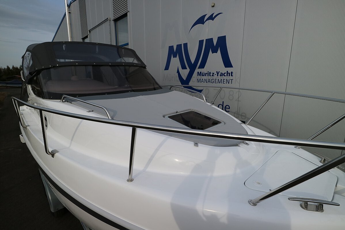 Dieses Bild zeigt unser Motorboot Saver 750 Cabin - Schrägansicht