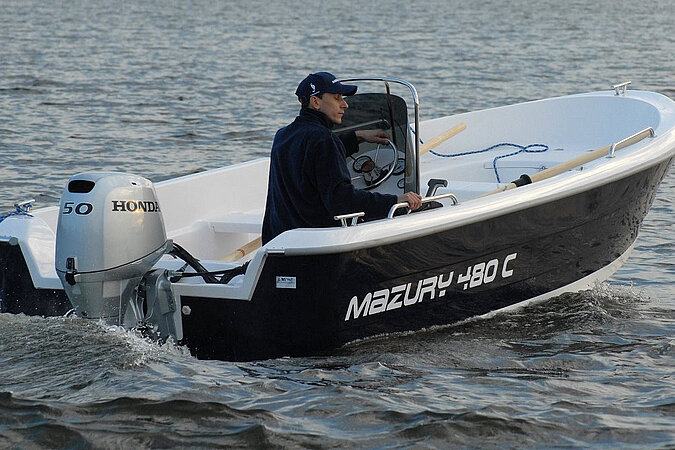 Dieses Bild zeigt das Mototrboot Mazury 480 C