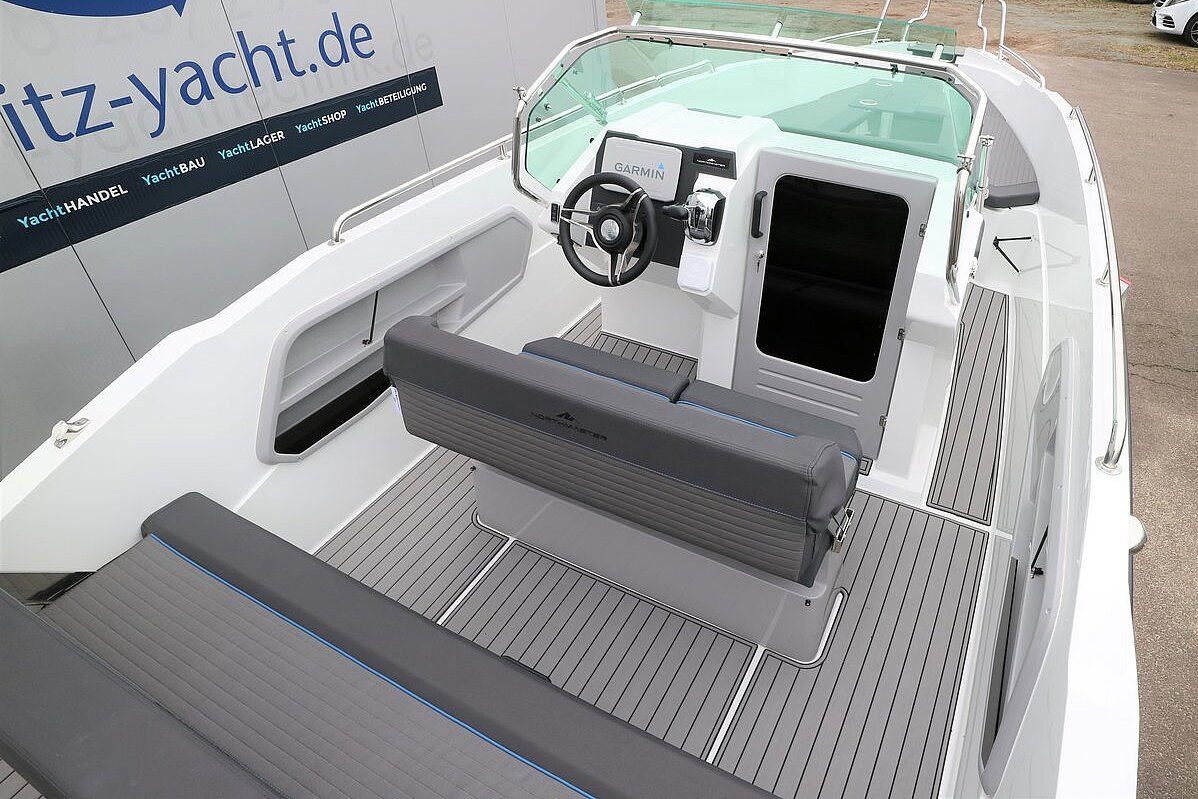 Dieses Bild zeigt unser Motorboot - Northmaster 645 Open - Ausstellungsboot - Ansicht Steuer