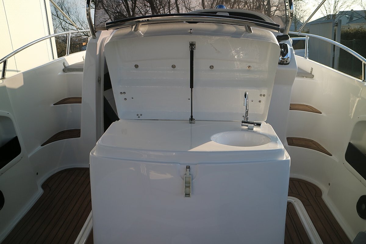 Dieses Bild zeigt unser Motorboot Saver 750 Walk Around - Waschbecken