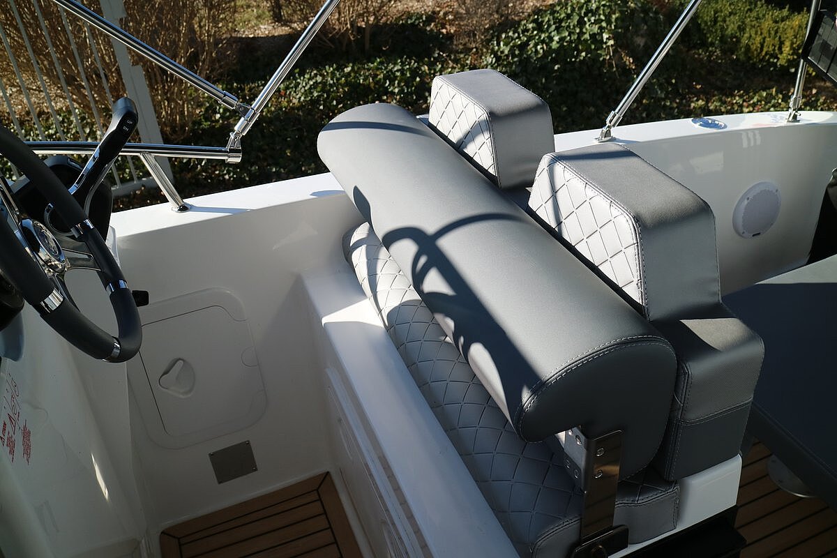 Dieses Bild zeigt unser Motorboot Saver 660 Walk Around - Steuer Sitz hochgeklappt