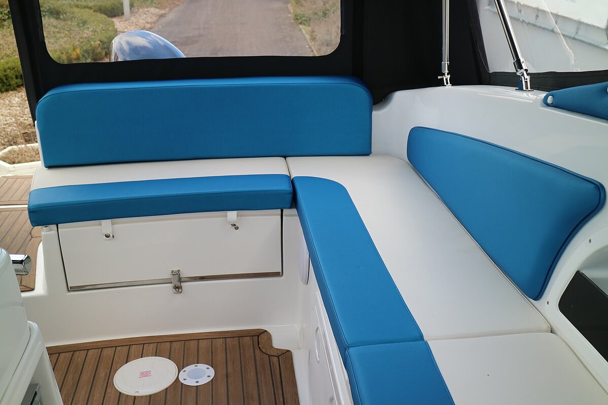 Dieses Bild zeigt unser Motorboot Saver 650 Cabin - Sitzecke