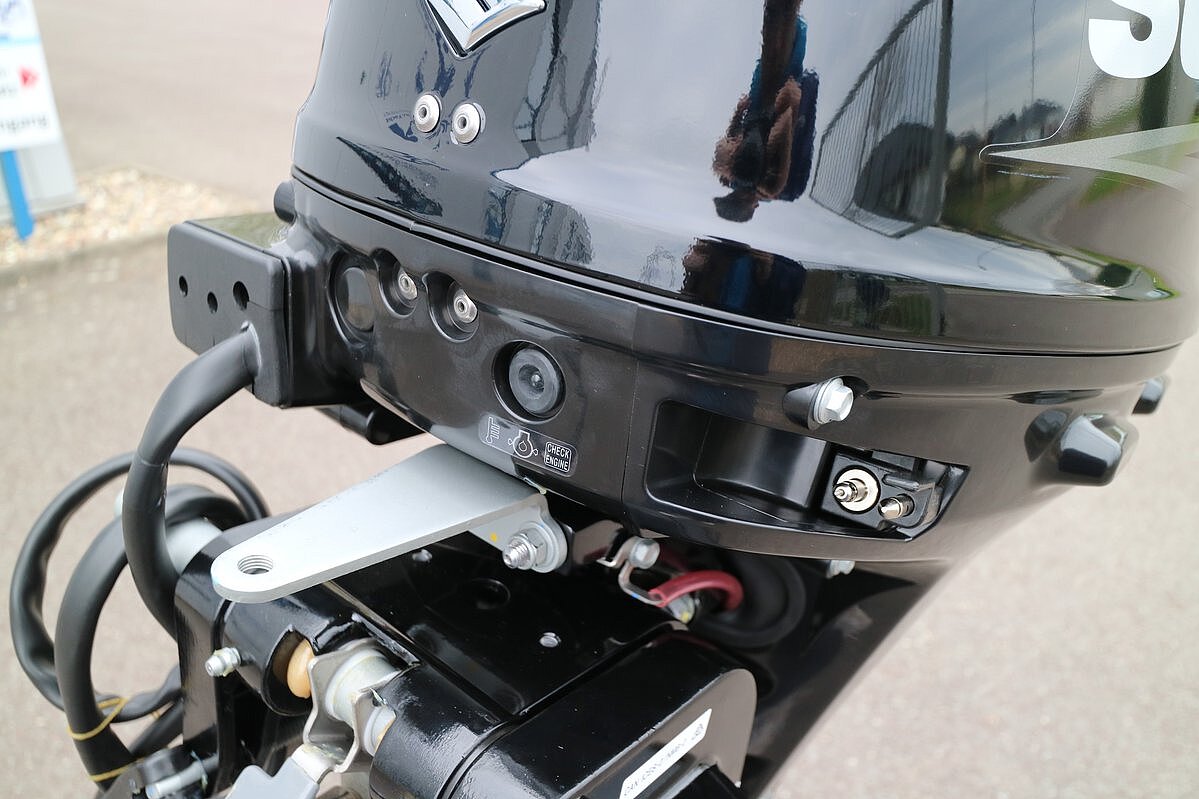 Dieses Bild zeigt den Ausstellungsmotor Suzuki DF 15 ARL.