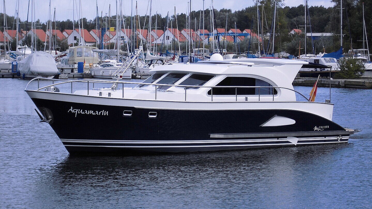 Dieses Bild zeigt unsere Yacht Aquamarin - M-Cruiser 125 - Ansicht im Profil