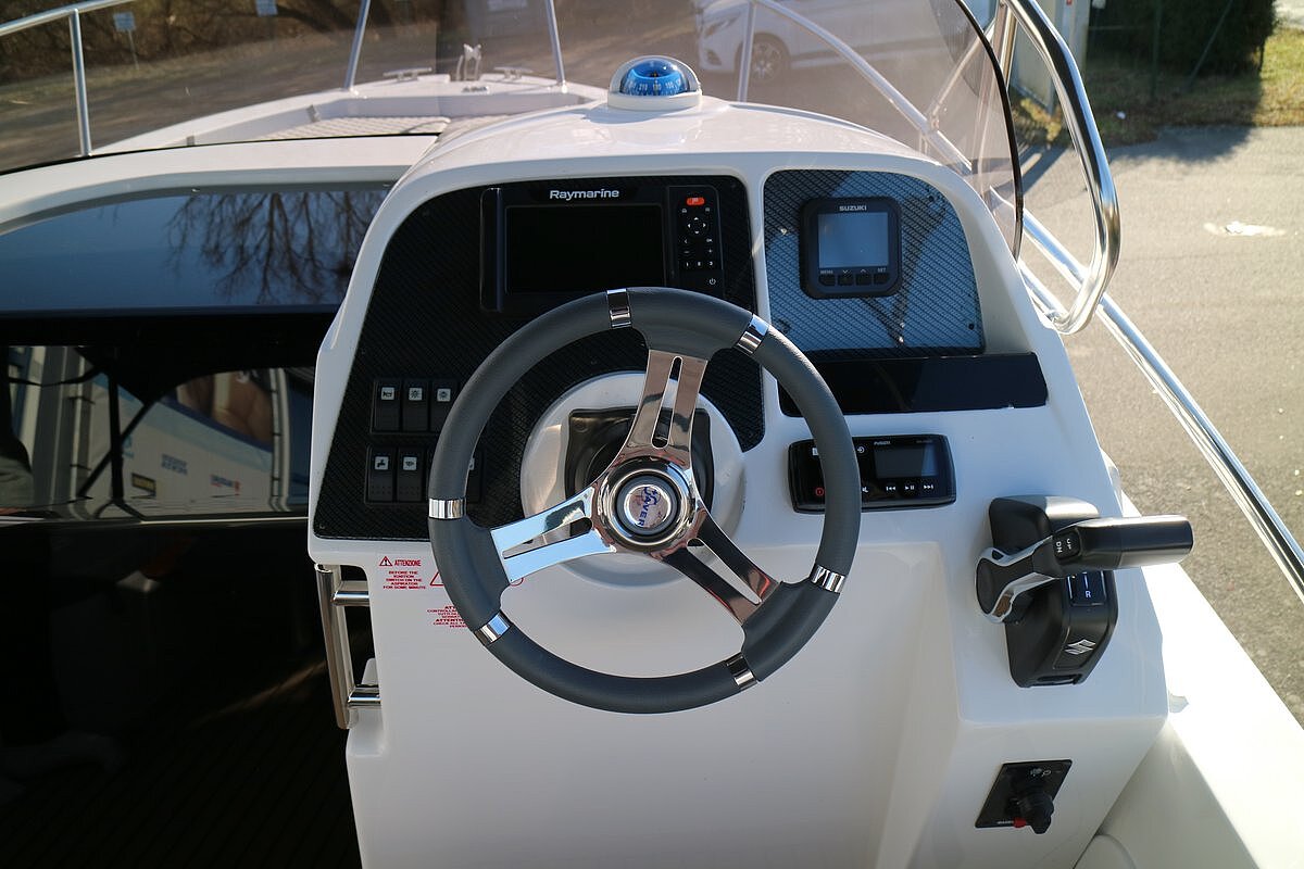 Dieses Bild zeigt unser Motorboot Saver 660 Walk Around - Steuer