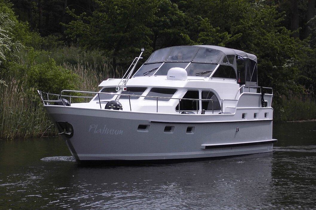 Dieses Bild zeigt unsere Yacht "Platinum - M-Retro 120"
