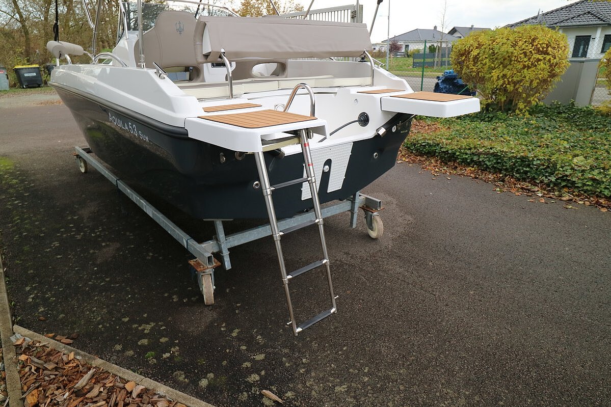 Dieses Bild zeigt unser Motorboot Aquila 5.3 Sun inkl. Motor - Ansicht des Hecks mit ausgeklappter Leiter