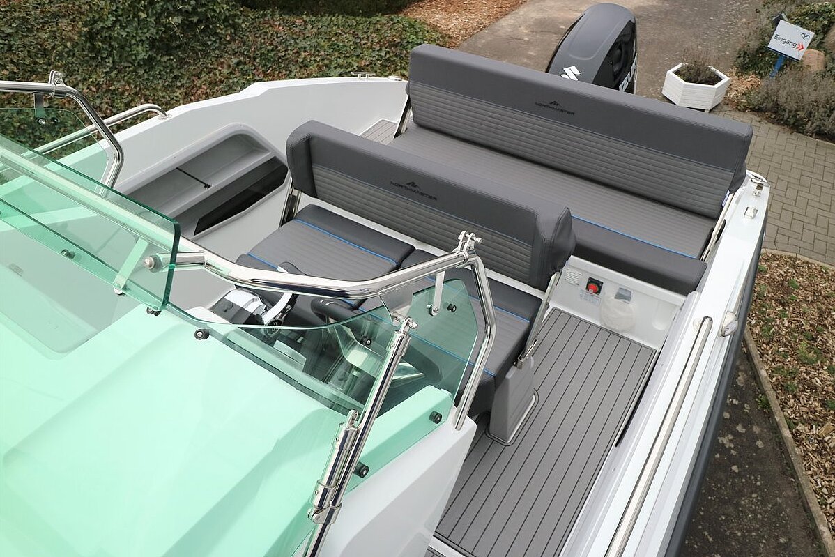 Dieses Bild zeigt unser Motorboot - Northmaster 645 Open - Ausstellungsboot - Ansicht Steuer und Sitz anderer Winkel