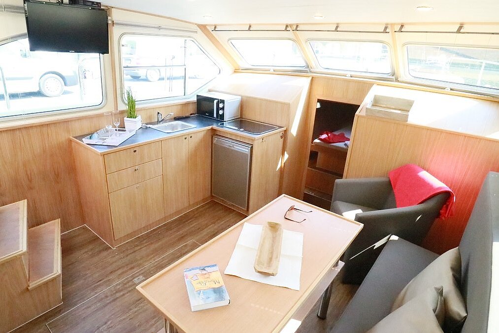 Dieses Bild zeigt unsere Yacht Cappuccino - M-Retro 120 - Küchenzeile mit Sitzbank