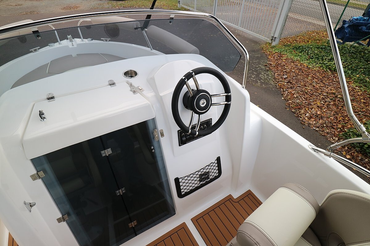 Dieses Bild zeigt unser Motorboot Aquila 5.3 Sun inkl. Motor - Ansicht auf Steuer und Stauraum