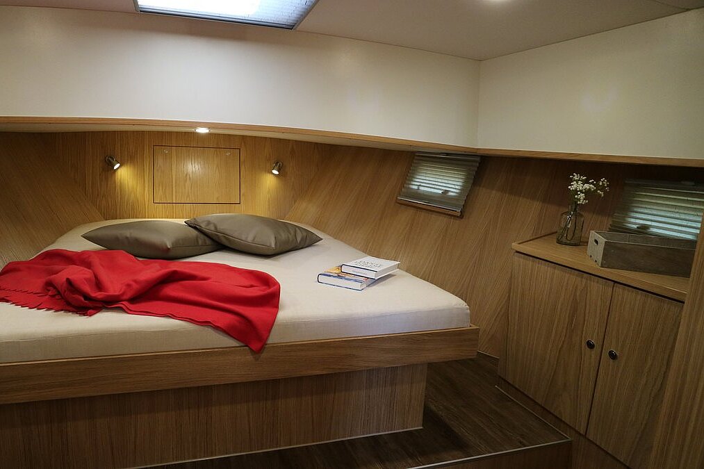 Dieses Bild zeigt unsere Yacht Cappuccino - M-Retro 120 - Schlafkabine eins andere Ansicht