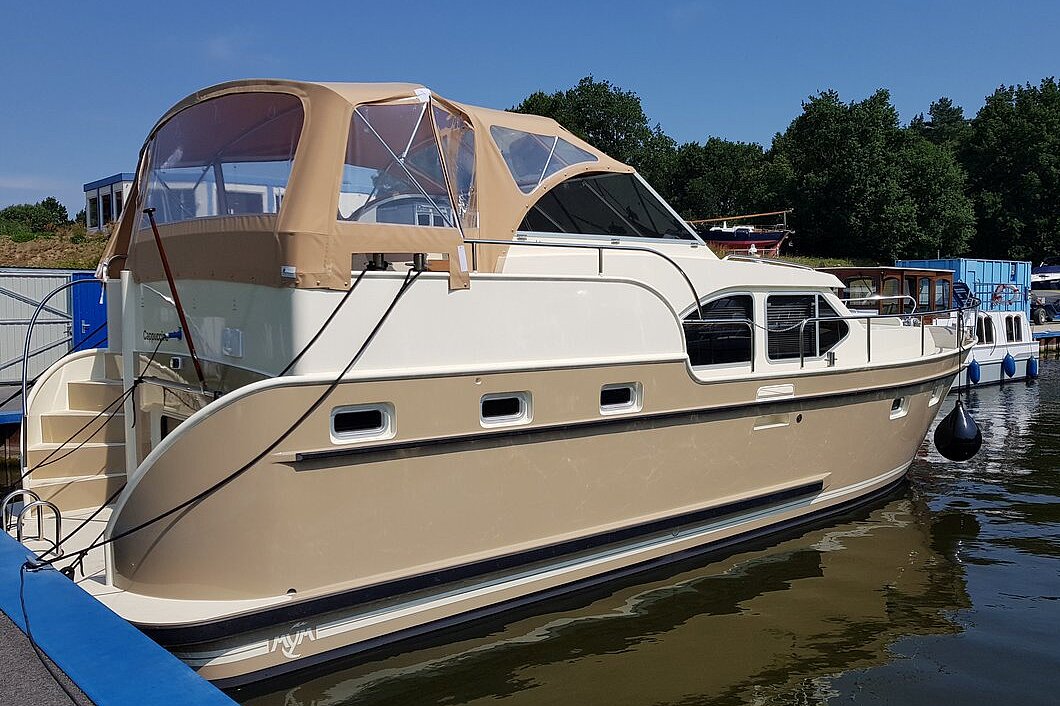 Dieses Bild zeigt unsere Yacht Cappuccino - M-Retro 120 - von Hinten