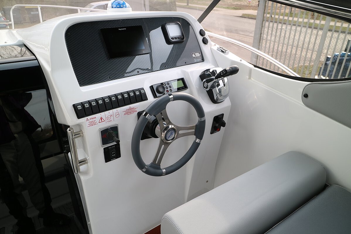 Dieses Bild zeigt unser Motorboot Saver 750 Cabin - Steuer