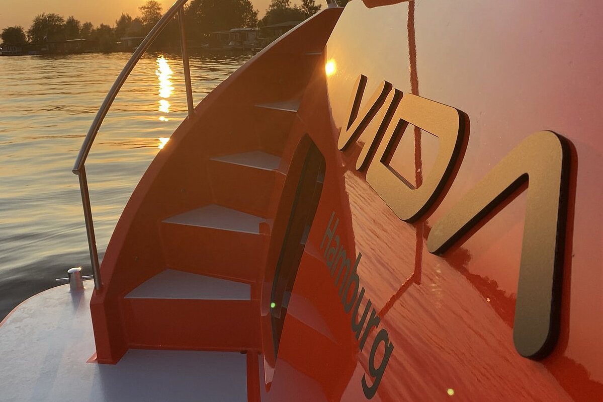 Dieses Bild zeigt unsere Yacht Vida - Discovery 47AC Luxury -  Logo