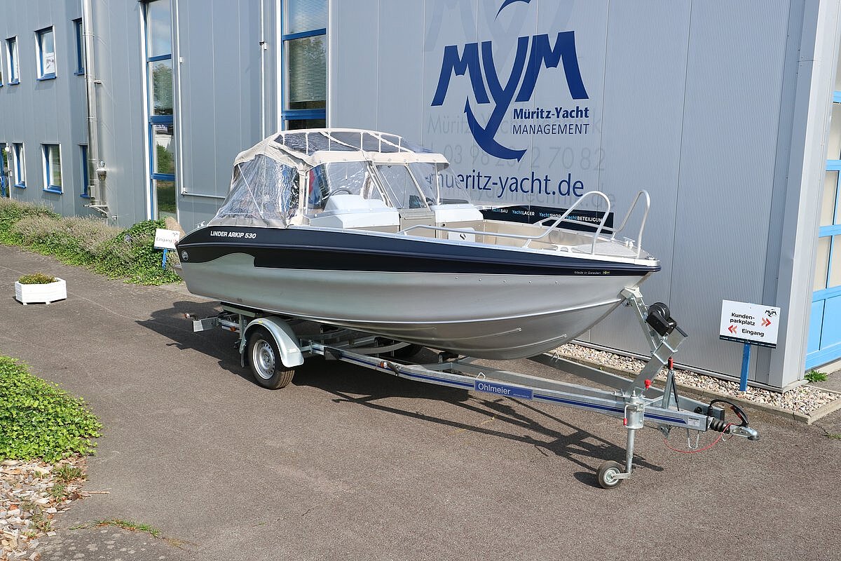 Dieses Bild zeigt unser Aluboot Linder Arkip 530 BR - Ansicht im Profil von vorne mit Überdachung