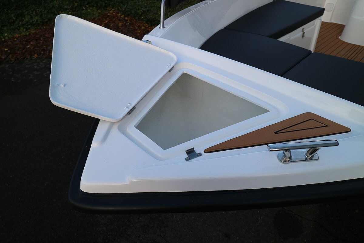 Dieses Bild zeigt unser Motorboot Aquila 4.8 Family inkl. Motor  - vorderer Stauraum offen