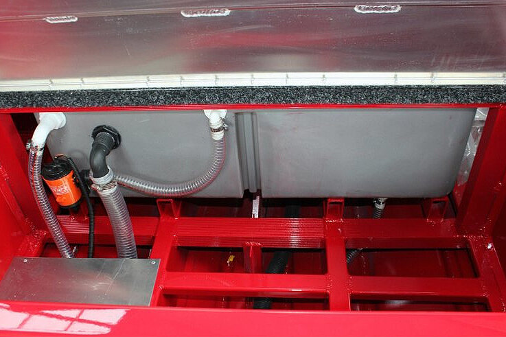 Dieses Bild zeigt die Kimple - Bass Hunter 450 schwarz oder rot - Tank