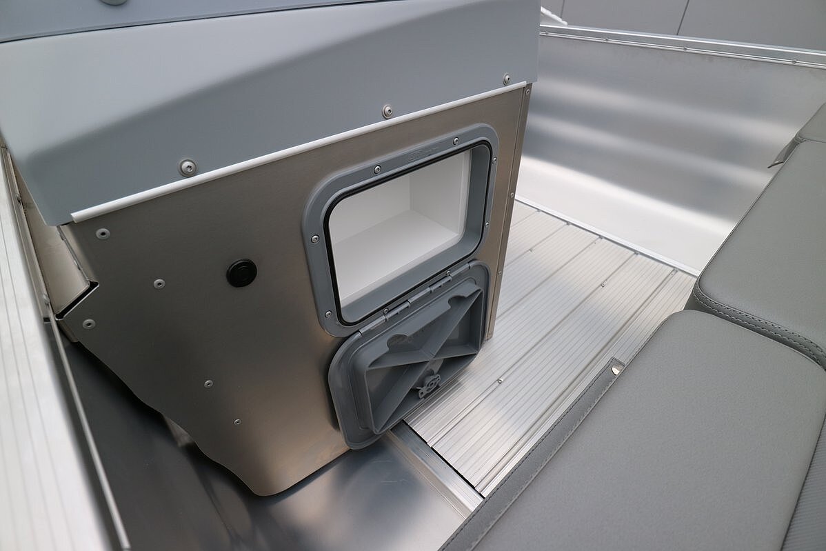Dieses Bild zeigt ein aufgeklapptes Fach am Steuer der Linder Sportsman 445 Max inkl. Garmin.