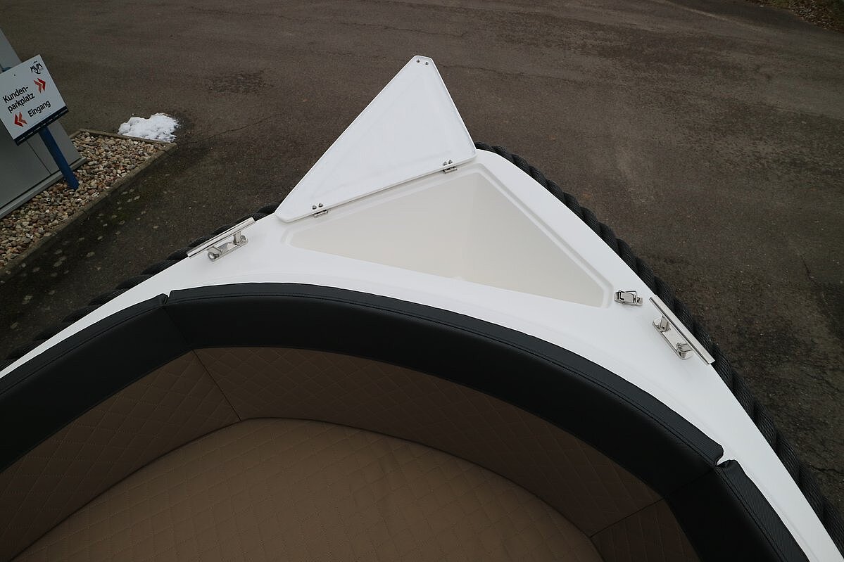 Dieses Bild zeigt unser Motorboot Aquila 5.2 Classic inkl. Motor - blick auf den Stauraum vorne