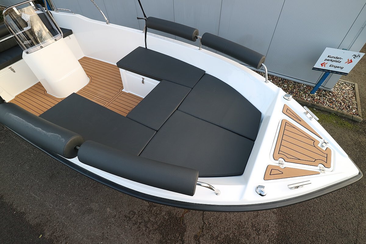 Dieses Bild zeigt unser Motorboot Aquila 4.8 Family inkl. Motor - Liegefläche mit Sitzmöglichkeit