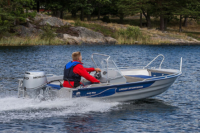 Ein Boot aus Aluminium im Wasser.