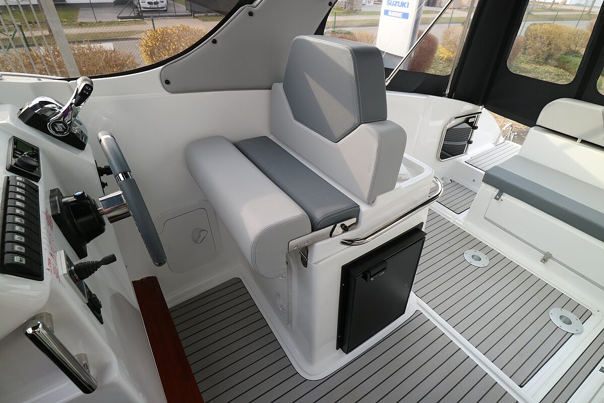 Dieses Bild zeigt unser Motorboot Saver 750 Cabin - Steuer Sitzbank