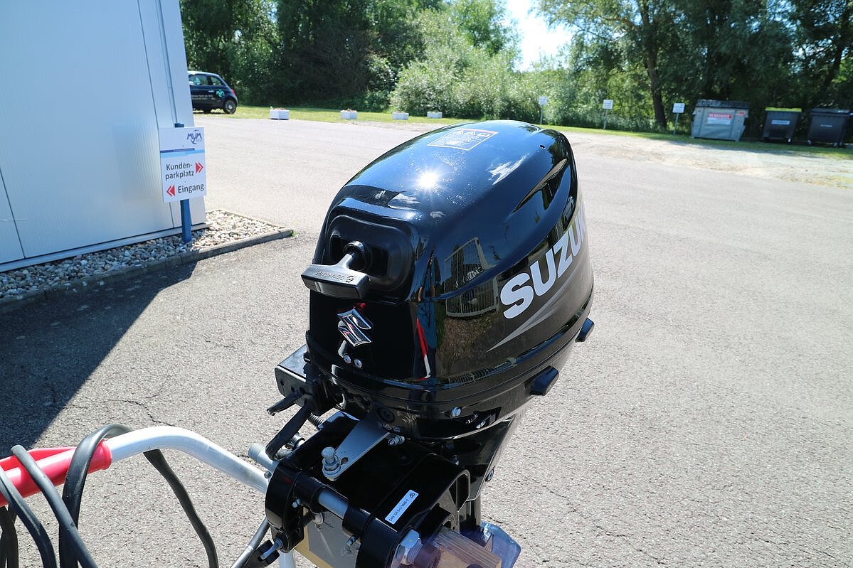 Das Bild zeigt unseren Motor Suzuki DF 15 ATL.