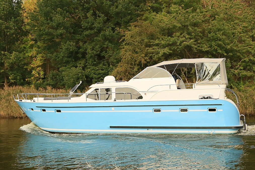 Dieses Bild zeigt unsere Yacht "Sky Blue - M-Retro 140 Pool"