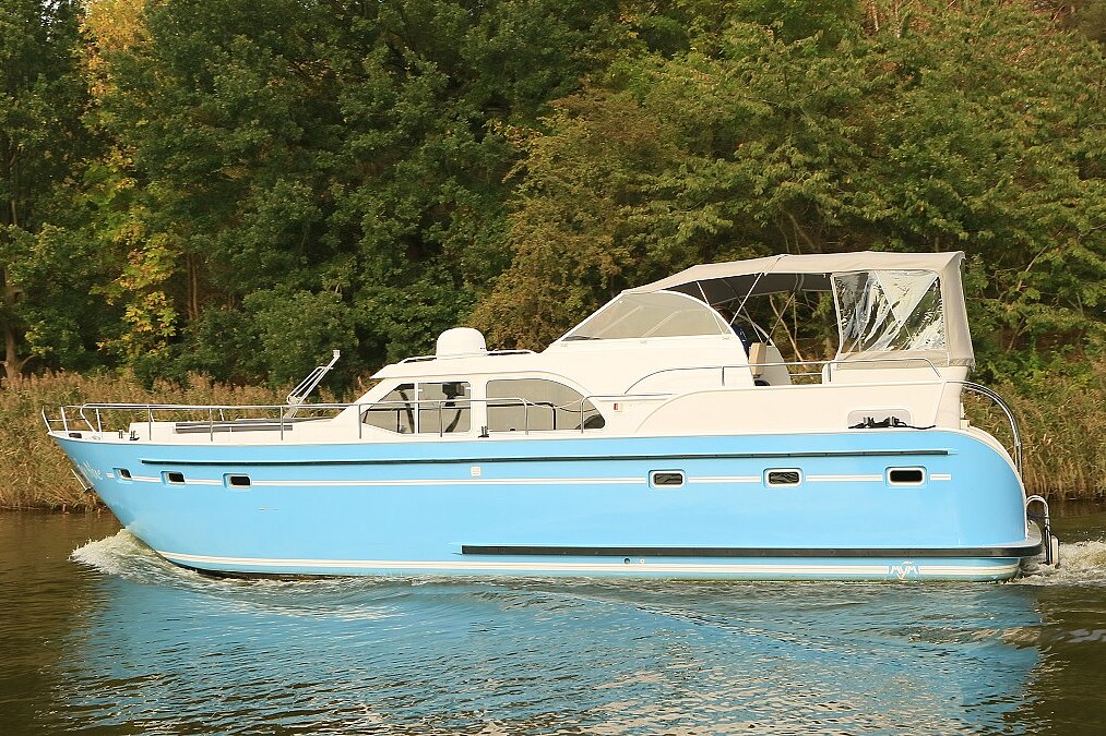 Dieses Bild zeigt unsere Yacht Sky Blue - M-Retro 140 Pool - Seitenansicht