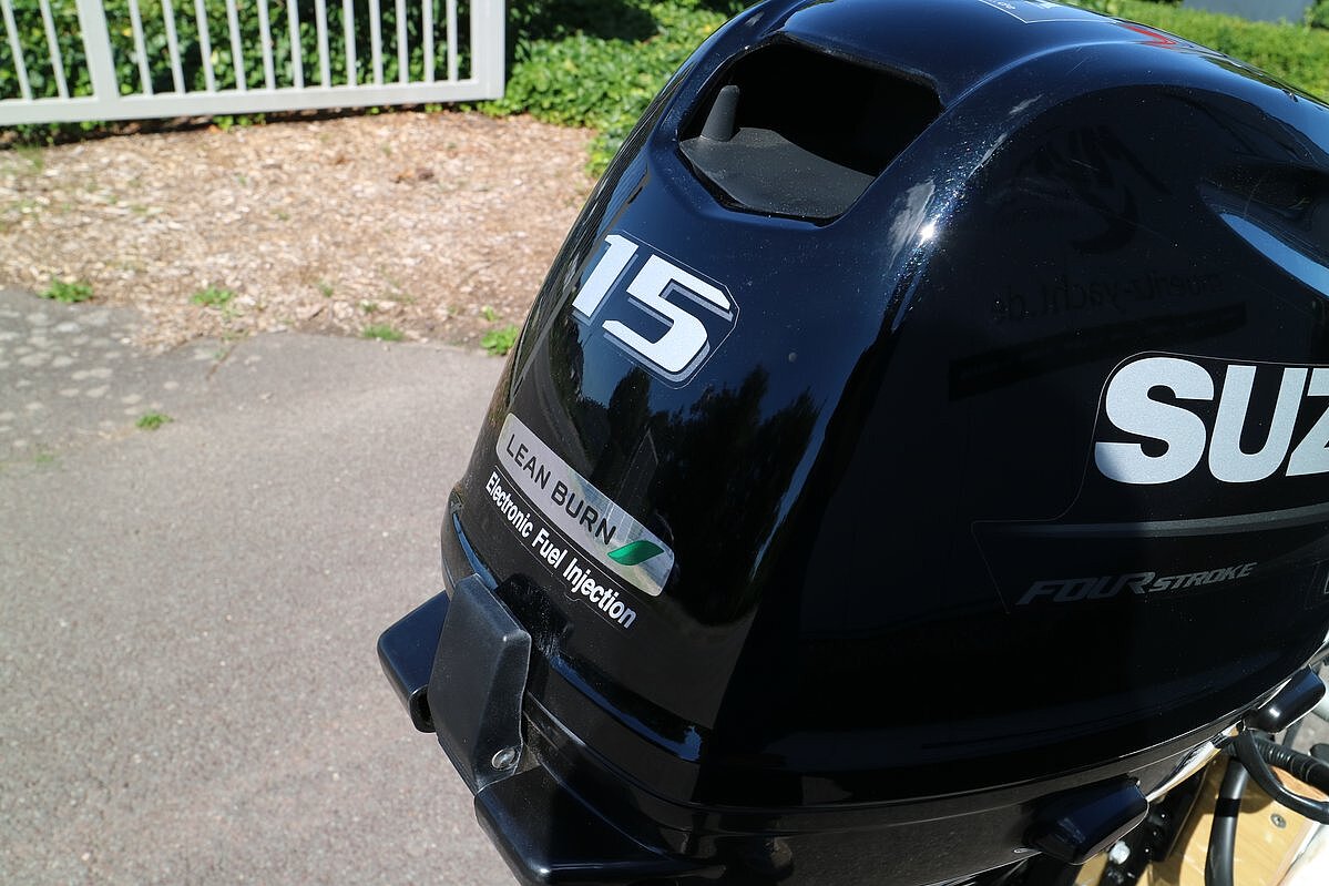 Das Bild zeigt unseren Motor Suzuki DF 15 ATL.